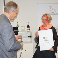 Staatssekretär Dr. Carsten Enneper gratuliert Karin Steinmeyer